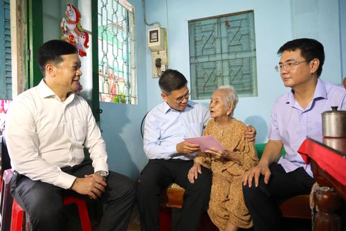  Đồng chí Nguyễn Văn Dũng thăm Mẹ Việt Nam Anh hùng Thiều Thị Xuyến. Ảnh: LÊ THOA 