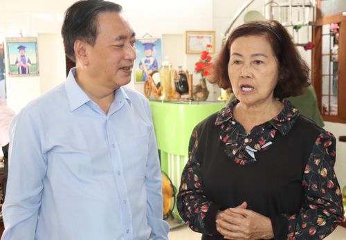  Đồng chí Phạm Thành Kiên thăm hỏi, trò chuyện cùng bệnh binh Hoàng Thị Vân. Ảnh: CẨM TUYẾT 