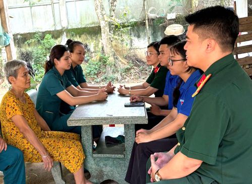  Bà Lê Thị Cúc (bên trái) ôn lại truyền thống cách mạng với các bạn trẻ. Ảnh: THẾ ANH 