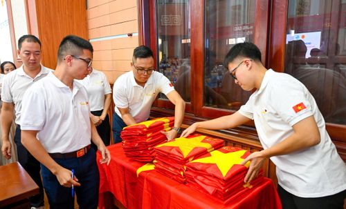  Đội phục dựng ảnh thiện nguyện Team Lee chuẩn bị di ảnh để trao đến thân nhân liệt sĩ. Ảnh: MẠNH THẮNG 