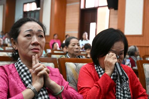  Đại biểu dự chương trình xúc động khi nghe câu chuyện của bà Ân. Ảnh: VIỆT DŨNG 