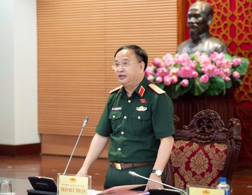  Phó Chủ nhiệm Ủy ban Quốc phòng, An ninh và Đối ngoại của Quốc hội, Trung tướng Trần Đức Thuận điều hành phiên họp. Ảnh: CẨM HÀ 