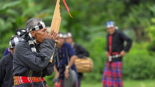 Lễ cưới người Vân Kiều có sự xuất hiện của cồng chiêng, khèn và trang phục truyền thống tạo nên bản sắc độc đáo