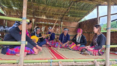 Đồng bào Vân Kiều tích cực tham gia trình diễn các nghi thức của lễ cưới truyền thống