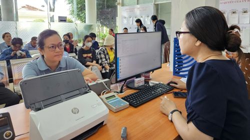 Công chức phường Đông Hưng Thuận (TPHCM) giải quyết hồ sơ cho người dân