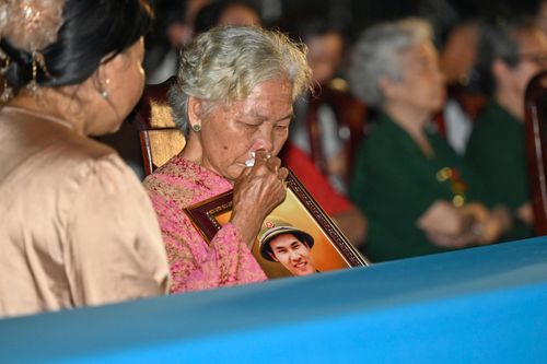  Bà Nguyễn Thị Lệ không cầm được nước mắt khi được ôm di ảnh liệt sĩ Huỳnh Văn Quên vào lòng. Ảnh: MẠNH THẮNG 