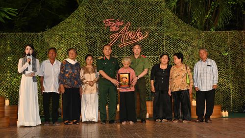  Thiếu tướng Vũ Văn Điền, Tư lệnh Bộ Tư lệnh TPHCM và Thiếu tướng Tạ Văn Đẹp, Phó Giám đốc Công an TPHCM trao tặng bà Nguyễn Thị Lệ cùng gia đình bức chân dung liệt sĩ Huỳnh Văn Quên 