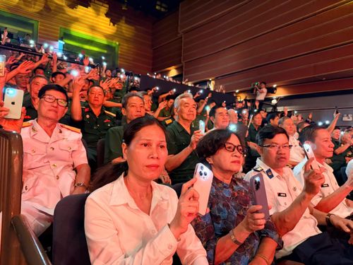  Đông đảo đại biểu tham dự tại điểm cầu HTV. Ảnh: HOÀNG HÙNG 