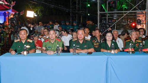  Đại biểu dự chương trình tại điểm cầu Công viên Văn hóa Lê Thị Riêng. Ảnh: MẠNH THẮNG 