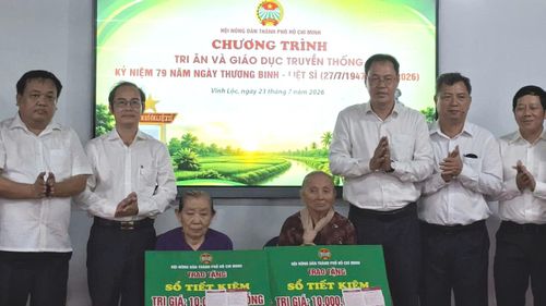 Đồng chí Nguyễn Thành Trung, Phó Chủ tịch Ủy ban MTTQ Việt Nam TPHCM, Chủ tịch Hội Nông dân TPHCM cùng các đại biểu trao sổ tiết kiệm đến bà Nguyễn Thị Khởi và bà Lê Thị Nhã