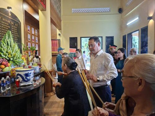 Lãnh đạo Hội Nông dân TPHCM cùng người dân xã Vĩnh Lộc dâng hương tại Khu Di tích lịch sử Dân công hỏa tuyến Vĩnh Lộc – Mậu Thân 1968. Ảnh: ĐỨC TRUNG