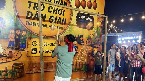  Du khách tham gia trò chơi dân gian tại lễ hội. Ảnh: XUÂN QUỲNH 