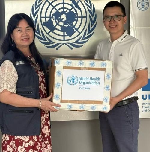 WHO tặng thuốc cho bệnh viện Bạch Mai - Ảnh BVCC