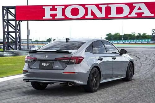 Bản EL+ của Civic e:HEV 2026 thế hệ mới tại Thái Lan cũng được bổ sung ghế da, ghế lái chỉnh điện 8 hướng, ghế phụ chỉnh điện 4 hướng, gương chống chói tự động, sạc không dây, cảm biến trước sau, BSI và CTM.