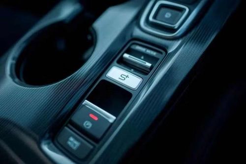 Kích thước tổng thể của Civic FE lần lượt là 4.678 mm dài, 1.802 mm rộng và 1.415 mm cao, chiều dài cơ sở 2.733 mm. Hệ thống treo trước dạng McPherson, treo sau đa liên kết, đi kèm bốn chế độ lái gồm ECON, Normal, Sport và Individual.