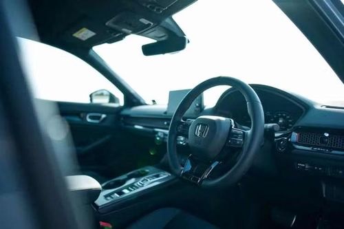 Honda Civic e:HEV 2026 tiếp tục sử dụng động cơ xăng 4 xi-lanh 2.0L chu trình Atkinson, sản sinh công suất 141 mã lực và mô-men xoắn 182 Nm. Động cơ kết hợp cùng hai mô-tơ điện, cho công suất 184 mã lực và mô-men xoắn cực đại 315 Nm. Hệ truyền động đi kèm hộp số e-CVT và bộ pin lithium-ion 72 cell đặt dưới hàng ghế sau.