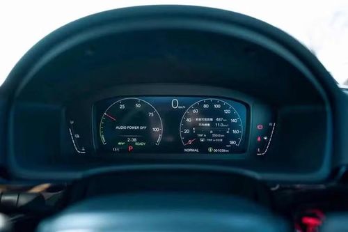 Theo thông số công bố, xe có mức tiêu thụ nhiên liệu trung bình khoảng 4,3 lít/100 km. Civic e:HEV có ba chế độ vận hành gồm Engine Drive, Hybrid Drive và EV Drive. Ở chế độ thuần điện, xe có thể đạt tốc độ tối đa 120 km/h tùy theo mức năng lượng của pin.