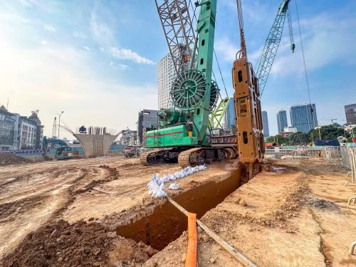 Tấm tường vây là hạng mục đầu tiên của kết cấu ngầm, có chiều sâu thiết kế khoảng 42m, dày 1m, đóng vai trò là cấu trúc bao che chính, đảm bảo ổn định địa chất, chống thấm và an toàn cho toàn bộ quá trình thi công các hạng mục sâu hơn 18m phía dưới.