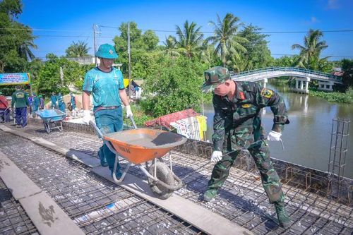 Những đôi tay khéo léo dựng nên một công trình phục vụ dân sinh.