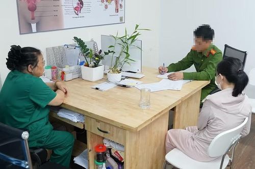 Công an làm việc với những người liên quan. (Ảnh: CANA)