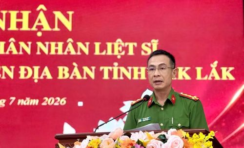 Đại tá Trần Bình Hưng, Phó Giám đốc Công an tỉnh Đắk Lắk phát biểu tại buổi lễ.