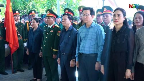 Lãnh đạo xã Nam Gianh tưởng nhớ liệt sĩ hy sinh. Ảnh: TTDVTH xã Nam Gianh