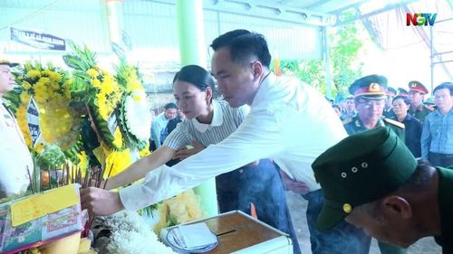 Đại diện các cơ quan viếng liệt sĩ Trần Đình Dẻng.