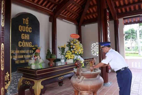 Đại tá Nguyễn Thái Dương, Phó Chính ủy BTL Vùng Cảnh sát biển 4, dâng hoa, dâng hương tại Khu di tích Nhà tù Phú Quốc.