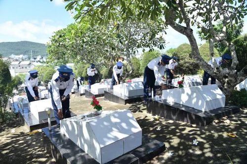 Cán bộ, chiến sĩ thắp hương tri ân các Anh hùng liệt sĩ tại Nghĩa trang Liệt sĩ Phú Quốc.