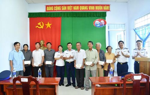 BTL Vùng Cảnh sát biển 4 thăm, tặng quà các gia đình chính sách.