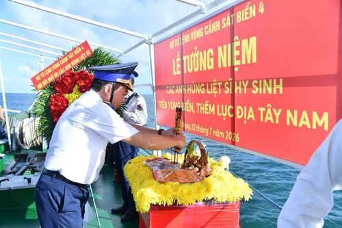 Thiếu tướng Đào Bá Việt, Tư lệnh Vùng Cảnh sát biển 4, dâng hoa, dâng hương tưởng niệm các Anh hùng liệt sĩ hy sinh trên vùng biển, thềm lục địa Tây Nam của Tổ quốc.