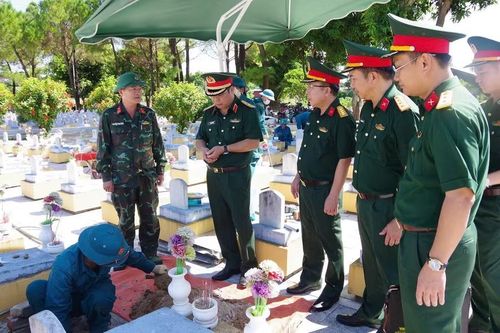 Thiếu tướng Ngô Nam Cường, Phó Tư lệnh Quân khu 4 kiểm tra tại Nghĩa trang liệt sĩ Vĩnh Linh.