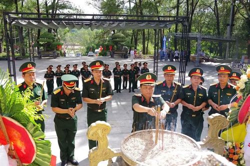 Lãnh đạo Quân khu 4 dâng hương tri ân liệt sĩ. Ảnh: Xuân Diện