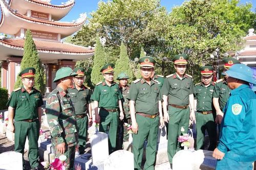 Trung tướng Hà Thọ Bình thăm hỏi, động viên cán bộ, chiến sĩ và các lực lượng đang thực hiện nhiệm vụ.