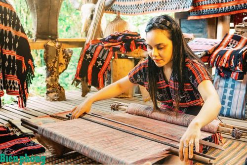 Thiếu nữ Tà Ôi bên khung dệt Dèng. Ảnh: Việt Bắc