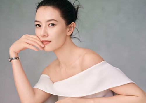 Cao Viên Viên nhiều năm lọt top Nữ thần được khao khát nhất Trung Quốc. Nữ diễn viên có vẻ đẹp sang trọng, trí thức, thanh nhã, quyến rũ trở thành người tình trong mộng của khán giả nhiều năm. Cô nổi tiếng với vai Chu Chỉ Nhược trong phim Ỷ thiên đồ long ký bản năm 2003, sau đó còn loạt phim đình đám khác như Giấc mơ Thượng Hải, Tình yêu chốn thị thành, Let's Get Married, Tân thiên long bát bộ... Sau khi kết hôn, Cao Viên Viên không vướng scandal nên độ thiện cảm của công chúng với cô rất ổn định.