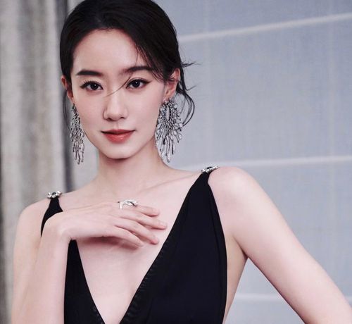Trương Tiểu Phỉ đang đóng chính trong phim Đội bóng nữ Thiếu Lâm, tác phẩm có doanh thu tăng mạnh do Châu Tinh Trì đạo diễn. Cô còn tham gia các tác phẩm của Giả Linh, trở thành nữ diễn viên thế hệ sinh sau năm 1987 đầu tiên đạt doanh thu trên 10 tỷ NDT. Hiện tại trong giới giải trí Hoa ngữ, Trương Tiểu Phỉ là ngôi sao điện ảnh nữ được đánh giá rất cao. Cô từng đoạt giải Nữ chính xuất sắc (Ảnh hậu) Kim Kê.