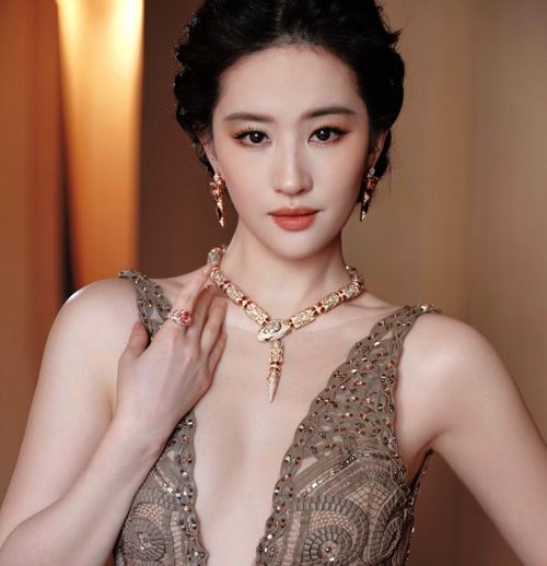 Lưu Diệc Phi nổi tiếng khi mới 15-16 tuổi, vẻ đẹp hiếm có giúp cô trở thành "thần tiên tỷ tỷ" nổi danh suốt 20 năm qua. Tên của Lưu Diệc Phi thậm chí biến thành một tính từ để chỉ sắc đẹp, trở thành nữ thần trong mộng của hàng triệu khán giả. Bên cạnh đó, Lưu Diệc Phi giữ kín đời tư, ít gây tranh cãi nên tạo được danh tiếng rất tốt với khán giả.