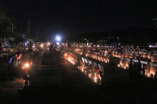Hàng nghìn ngọn nến được thắp lên tại từng phần mộ ở Nghĩa trang Liệt sĩ Dốc Bà Đắc, thể hiện lòng biết ơn đối với các Anh hùng liệt sĩ.