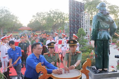 Đại biểu dâng hương tưởng nhớ các Anh hùng liệt sĩ tại đài tưởng niệm Nghĩa trang Liệt sĩ Dốc Bà Đắc