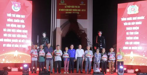 Phó Chủ tịch Ủy ban MTTQ Việt Nam tỉnh, Bí thư Tỉnh Đoàn An Giang - anh Phan Duy Bằng cùng Bí thư Đảng ủy phường Thới Sơn - Nguyễn Văn Tứ trao quà tặng các gia đình chính sách trên địa bàn.