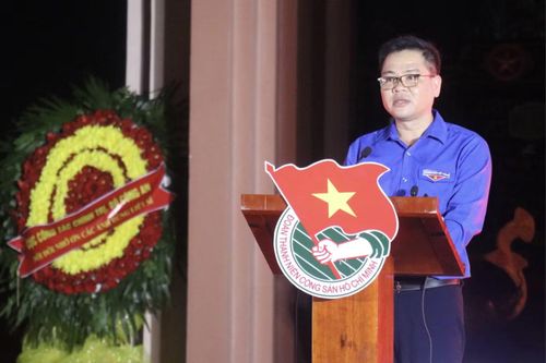 Anh Phan Duy Bằng - Phó Chủ tịch Ủy ban MTTQ Việt Nam tỉnh, Bí thư Tỉnh Đoàn An Giang phát biểu tại lễ thắp nến tri ân các Anh hùng liệt sĩ.