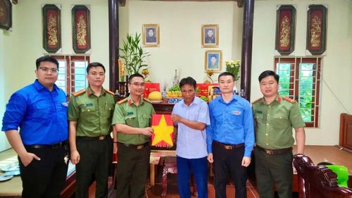 Đoàn viên Công an tỉnh Bắc Ninh thăm gia đình liệt sĩ.