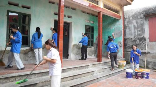 Đoàn viên phường Tiền Phong sơn lại nhà cho gia đình chính sách.