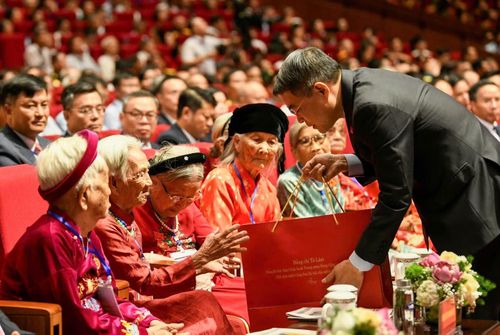 Lãnh đạo Đảng, Nhà nước tặng quà các Mẹ Việt Nam Anh hùng, người có công và thân nhân liệt sĩ.