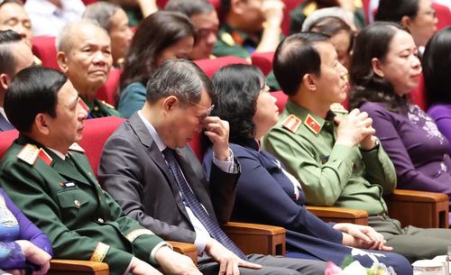 Thủ tướng cùng các đồng chí lãnh đạo Đảng, Nhà nước tại hội nghị.