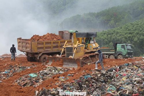 Xe liên tục chở đất để lấp các điểm phát ra khói.