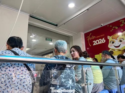 Nhiều người cho biết đã chờ cả ngày nhưng vẫn chưa đến lượt.