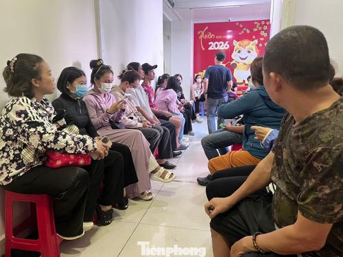 Người dân xếp hàng ngồi chờ bán vàng kín lối đi.