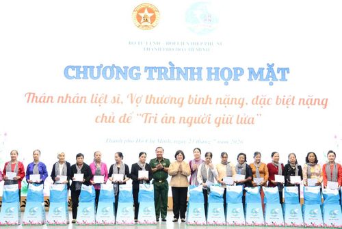 Phó Bí thư Thành ủy TPHCM Văn Thị Bạch Tuyết cùng Thiếu tướng Nguyễn Thành Trung - Chính ủy Bộ Tư lệnh TPHCM và bà Nguyễn Thị Ngọc Xuân - Chủ tịch Hội Liên hiệp Phụ nữ TPHCM, tặng quà cám ơn những người vợ thương binh.
